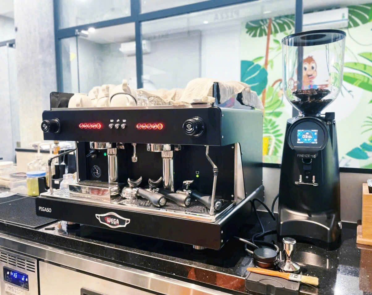 Máy xay espresso cho quán được yêu thích 2025 – Phân tích công nghệ & giá thành để chọn đúng nhu cầu