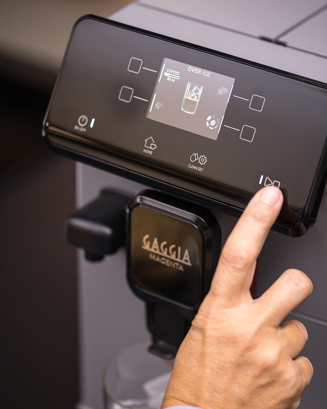 Gaggia Magenta Prestige Over Ice Moonlight Grey có màn hình cảm ứng nhạy và trực quan